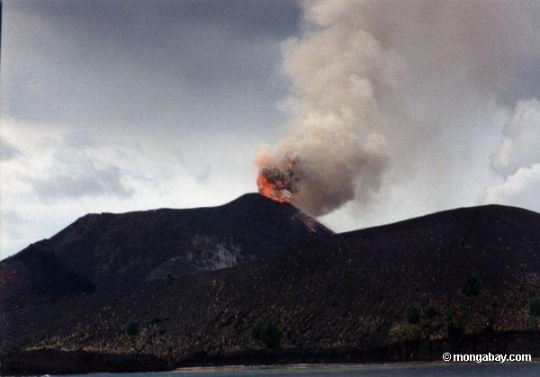 Erupción de Anak Krakatau (hijo de Krakatoa) en 1992