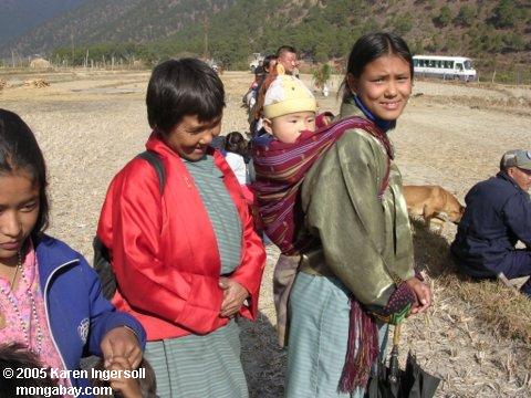 Бутана, мать ребенка с ремнями к спине