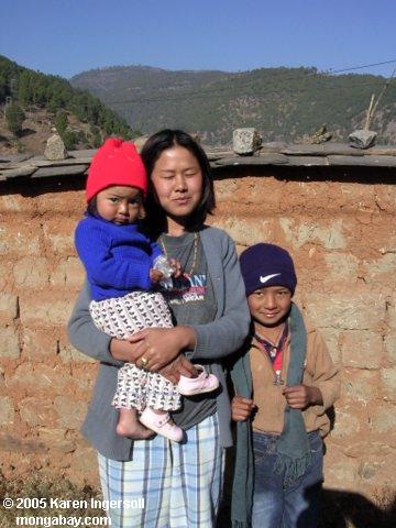 Мать и детей в Бутане