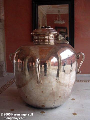 серебряная ваза