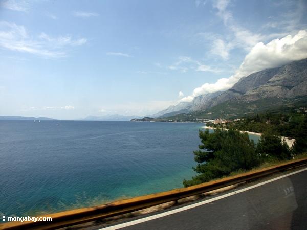 Estrada de Dubrovnik a rachar ao longo da costa de Dalmation