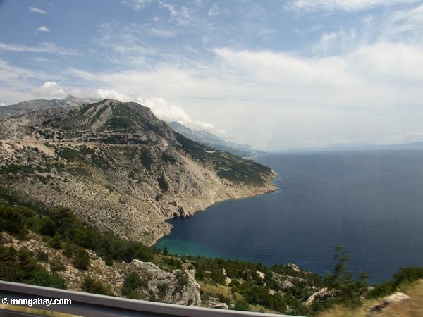 Estrada de Dubrovnik a rachar ao longo da costa de Dalmation
