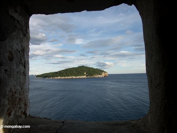Console de Lokrum fora da costa de Dubrovnik
