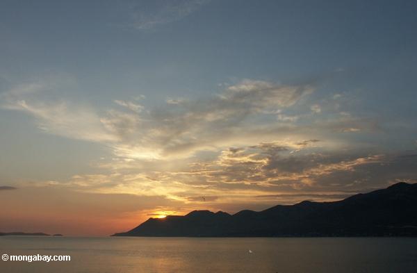 Por do sol da cidade de Korčula da barra de Massimo