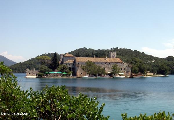 ムリェト島の島、サンの修道院。メアリー（ 12世紀）の構築