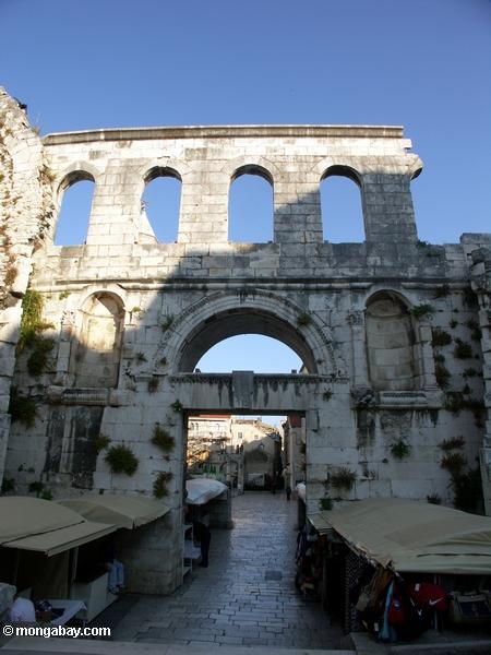 Le palais de Diocletian dans la fente