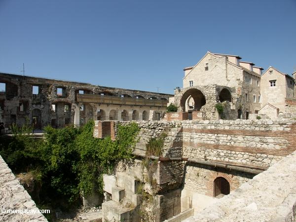 Le palais de Diocletian dans la fente