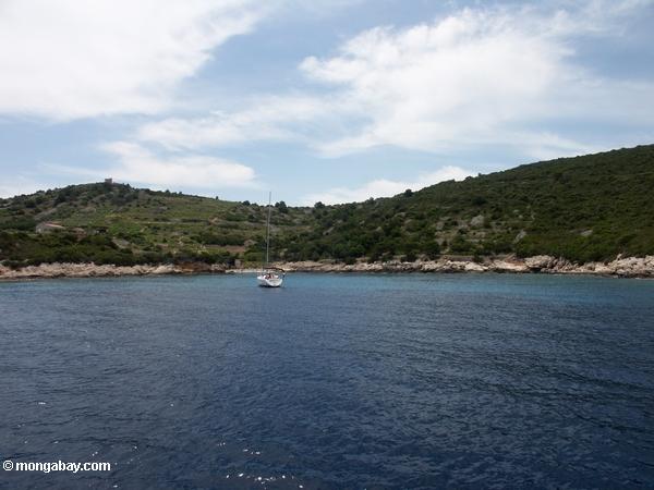 Mittelmeercove weg von der Vis-Insel