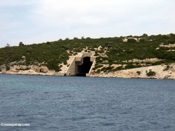 Пещера перед покинуть остров, используемых для сокрытия военных кораблей во время войны пустошь