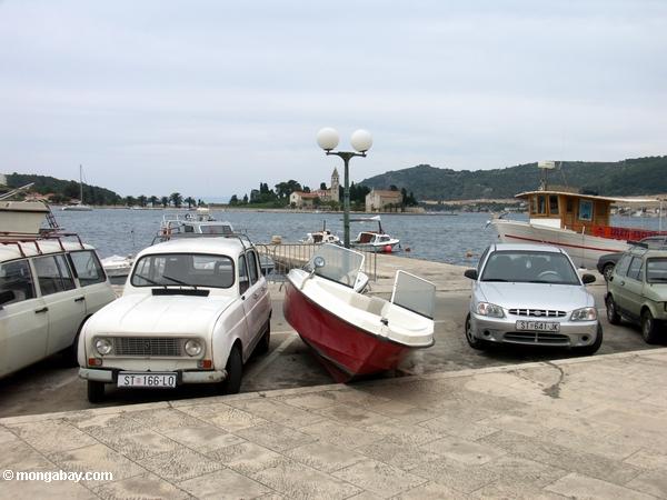viška Lukaの車の駐車場所でボート