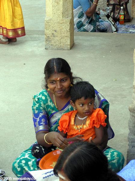 Madre y niño en el districto de Tiruchirapalli