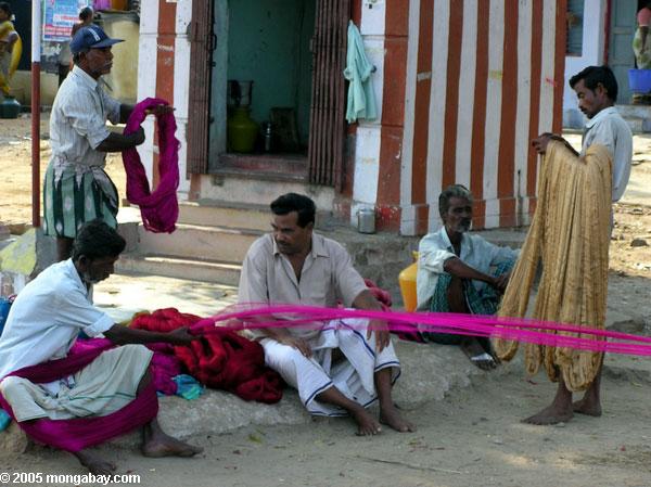 Estirar la seda de Kanchipuram para las saris